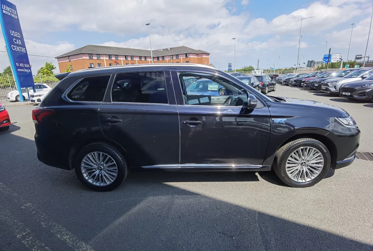 MITSUBISHI OUTLANDER 2.4 DYNAMIC AUTOMATIC PHEV - Image 4