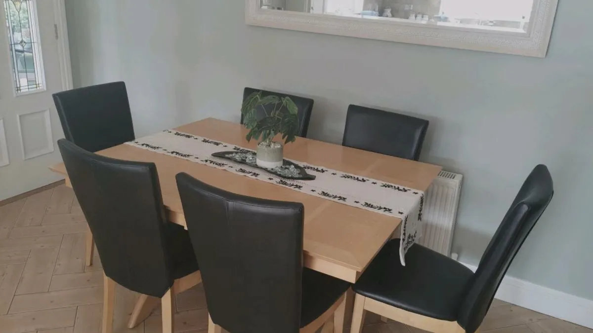 Table and chairs - Image 2