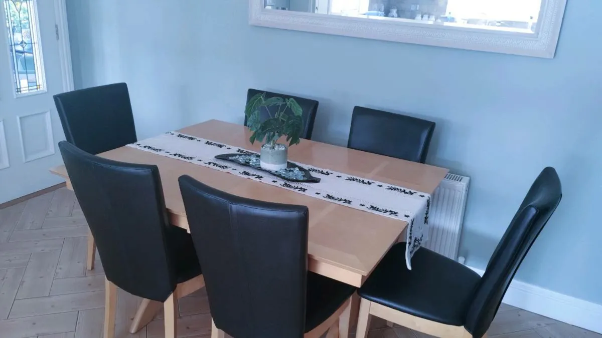 Table and chairs - Image 4