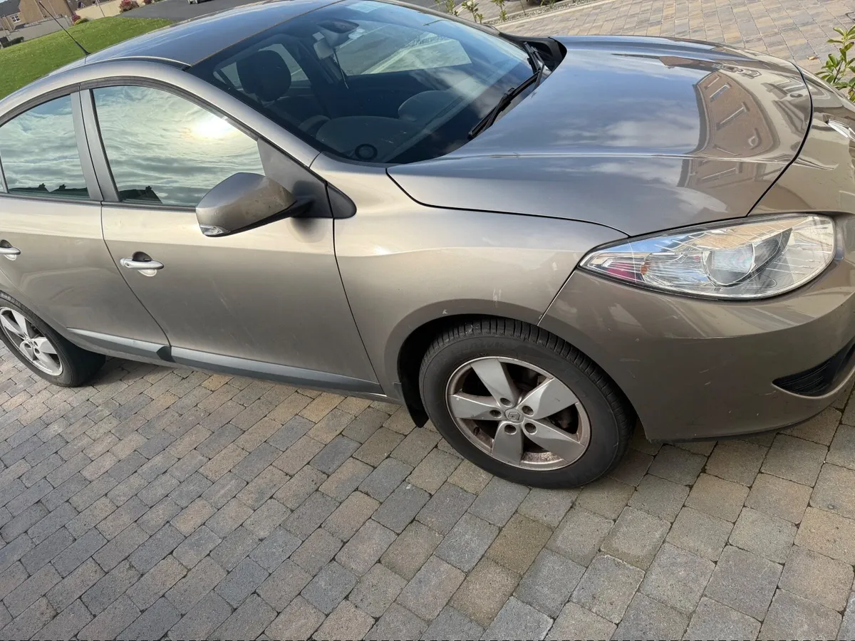Renault Fluence 2011 - Image 2