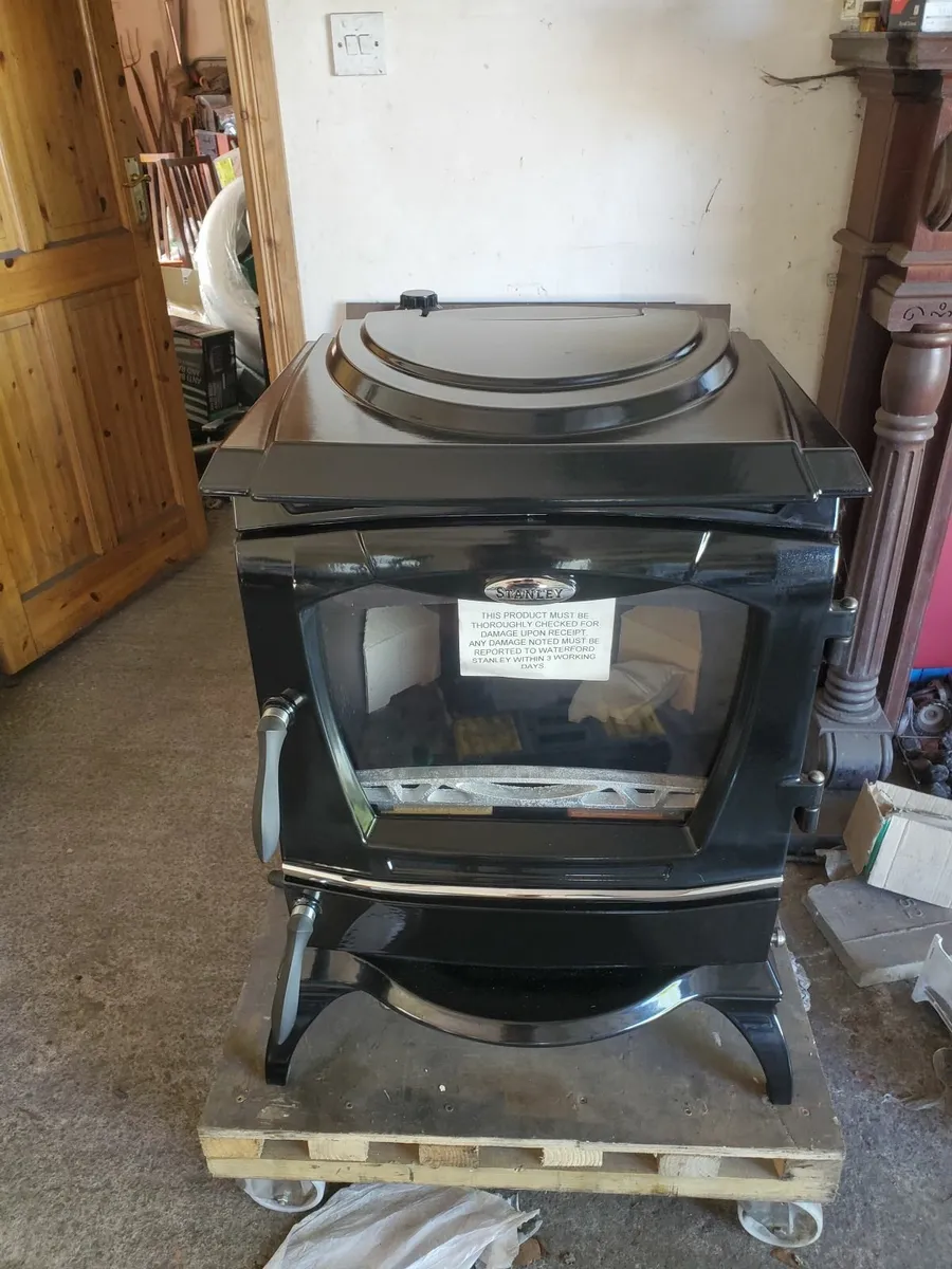 Stanley Reginald black enamel boiler stove. - Image 1