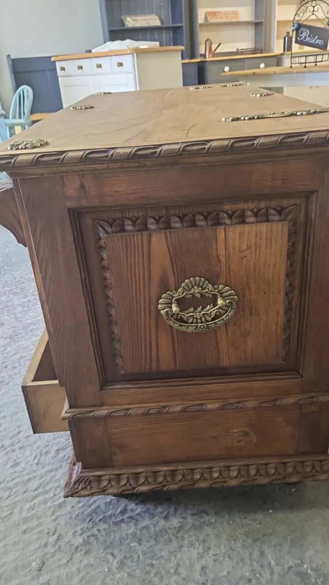 Early 1900s Portuguese carved oak trunk, - Image 4