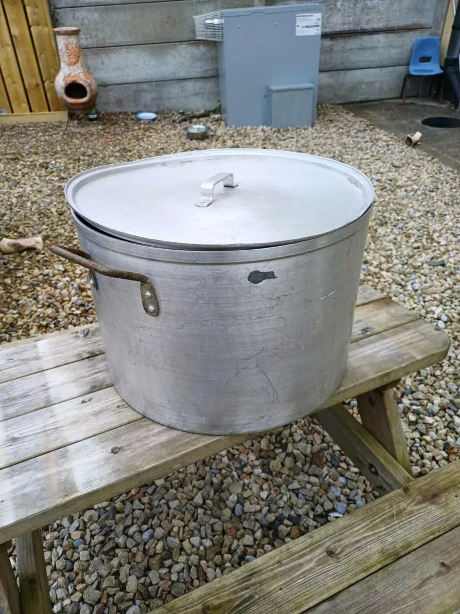 Large 1940s Ex-Army Aluminium Pots - Image 1