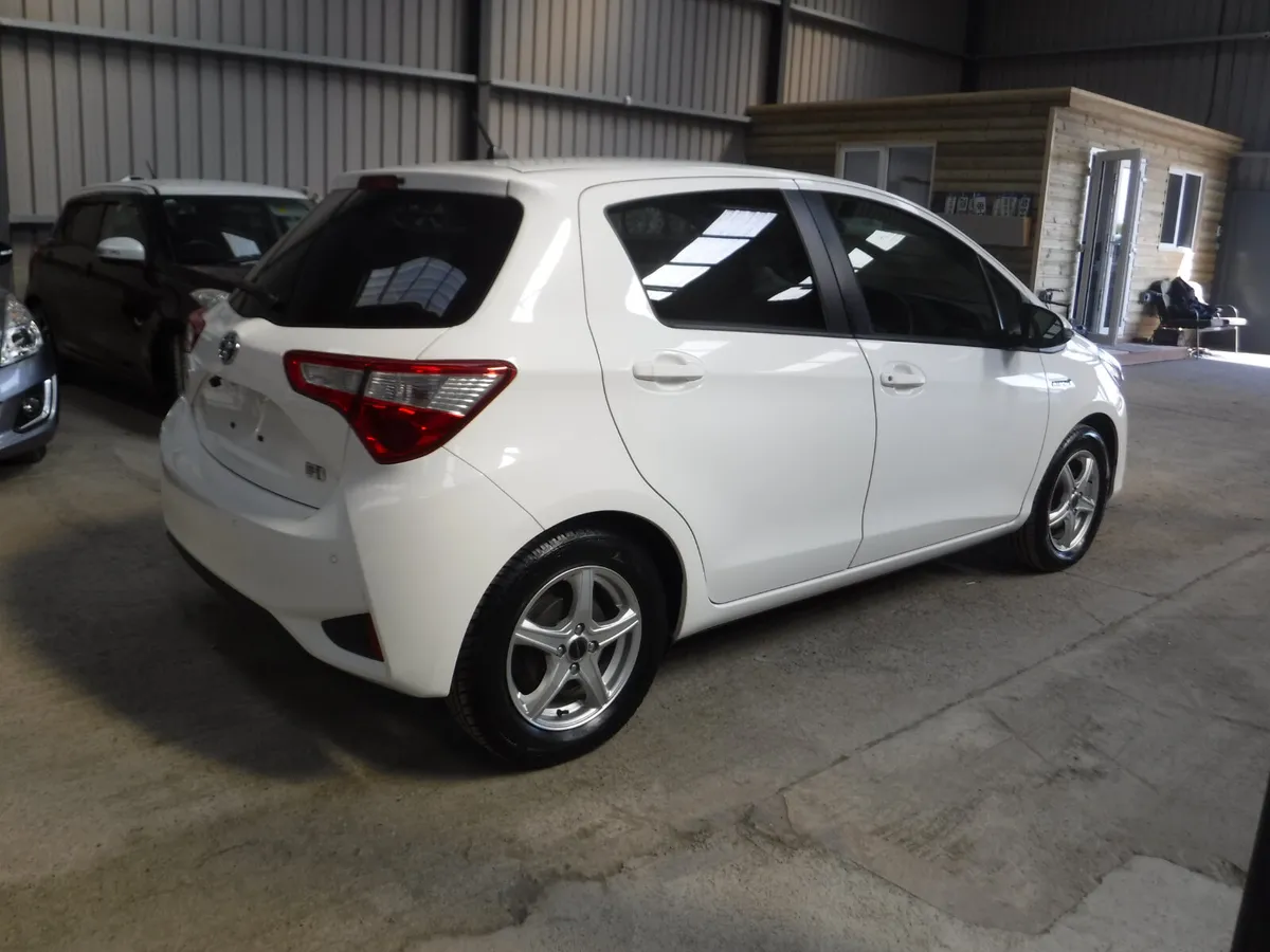 TOYOTA VITZ 1.5 AUTO HYBRID (192) ANDROID+CARPLAY - Image 3