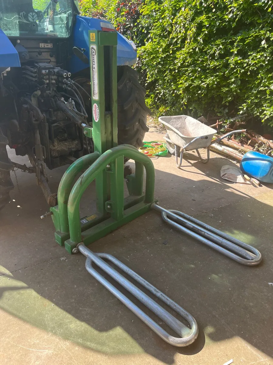 Bale stacker - Image 1
