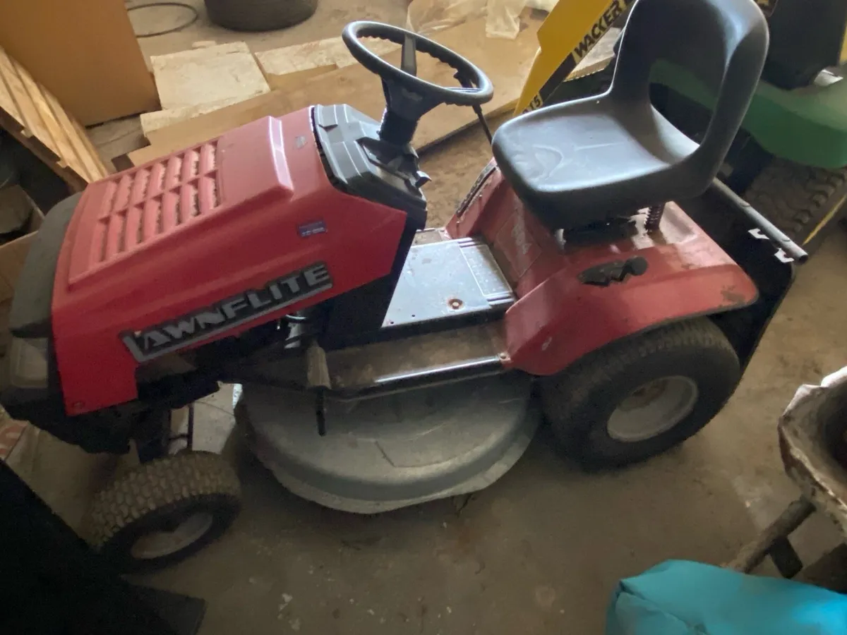 Ride on mower - Image 1