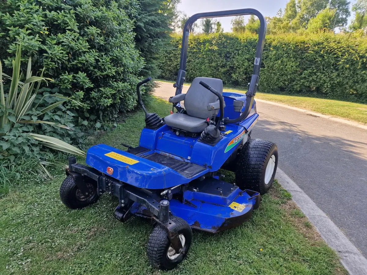 ISEKI 33hp zero turn ride on mower lawnmower 800 h - Image 1