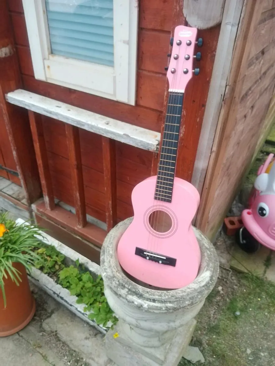 Childrens guitar - Image 1