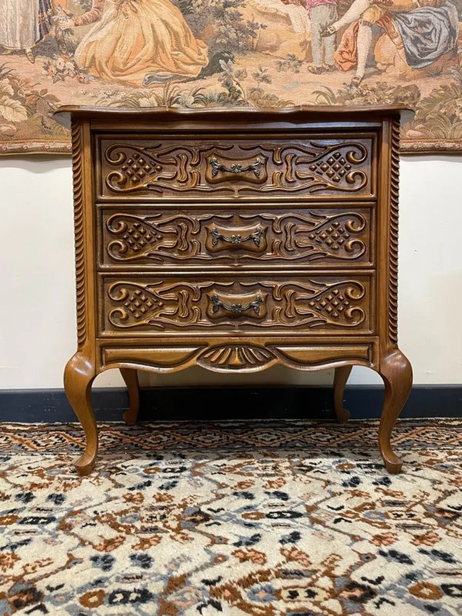 Charming 1960s French Oak Chest of Drawers - Image 1
