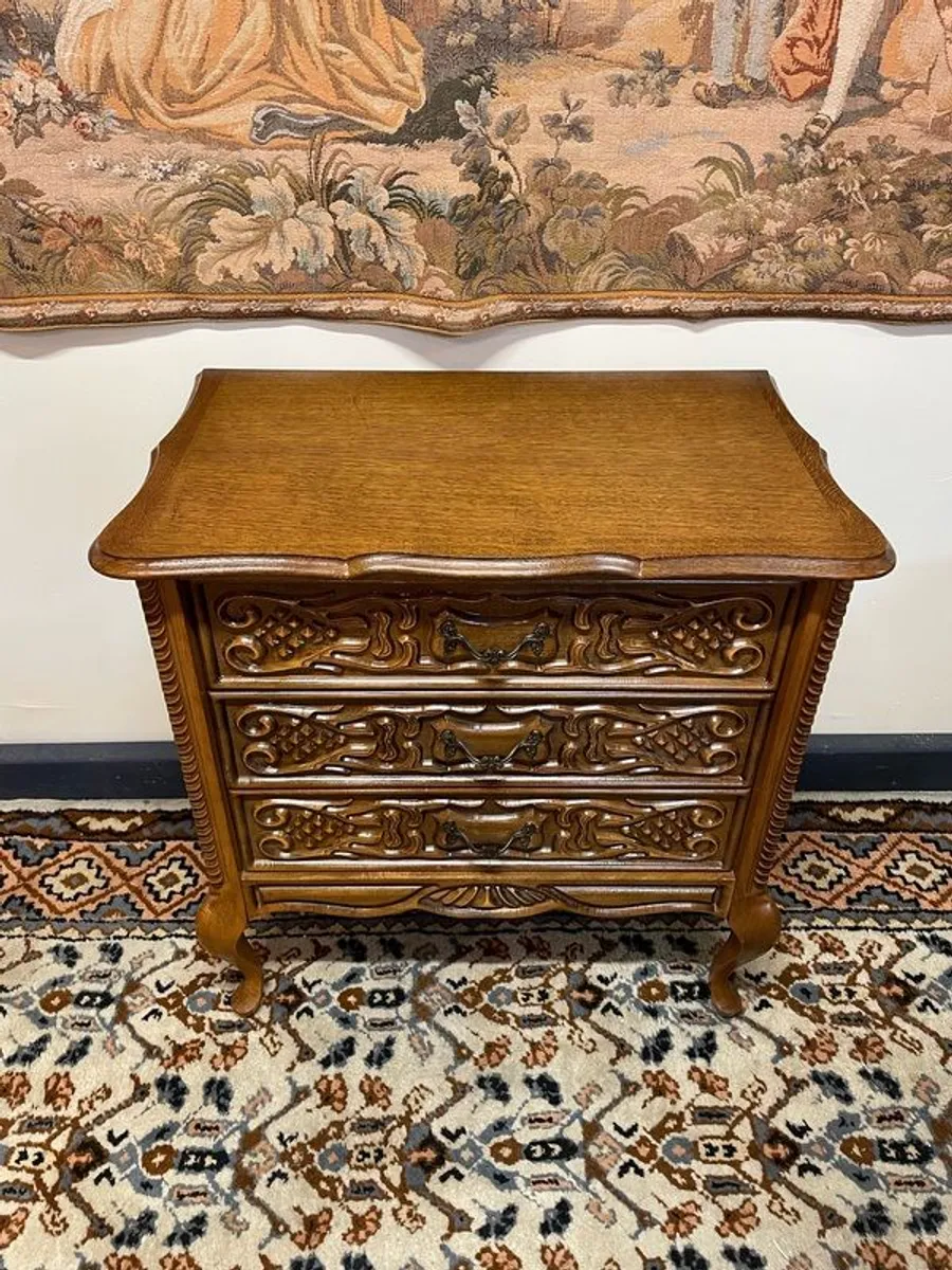 Charming 1960s French Oak Chest of Drawers - Image 2