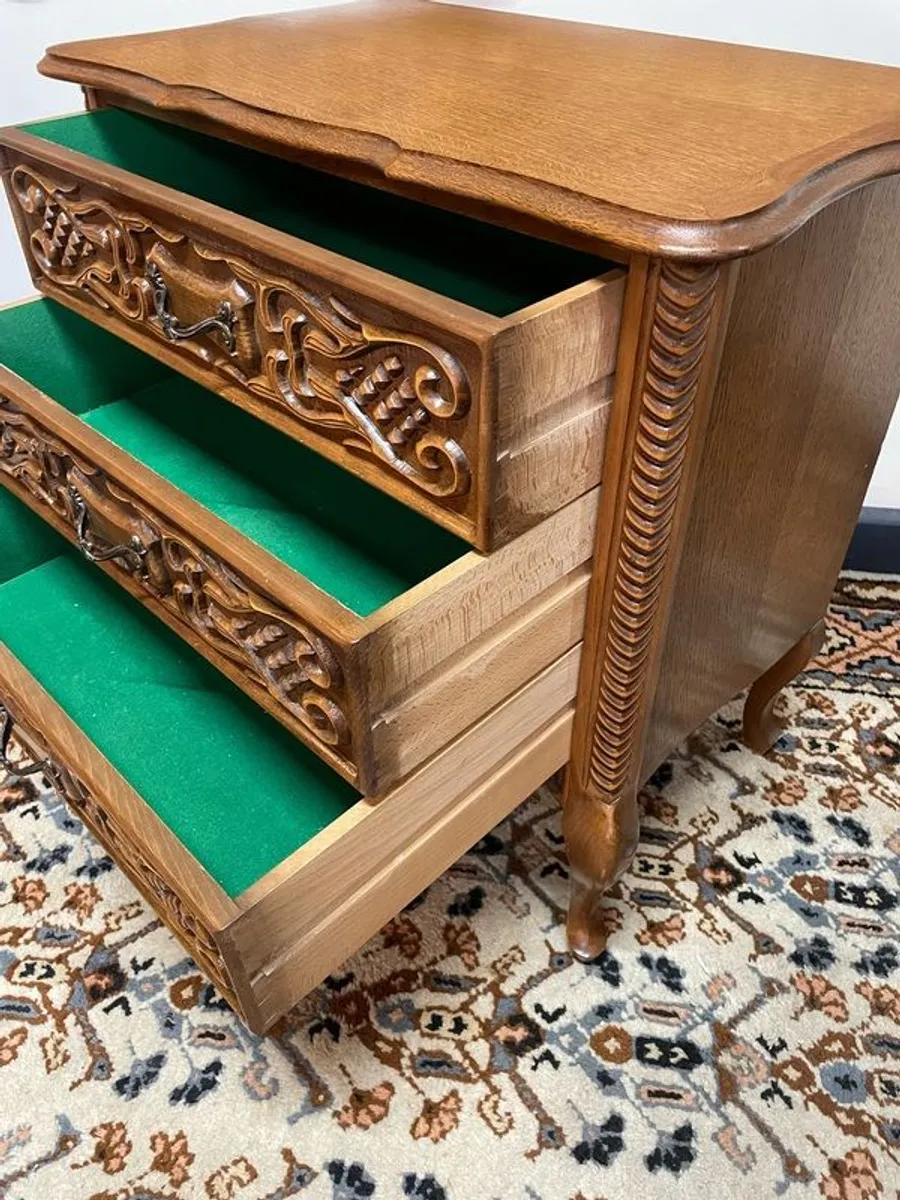 Charming 1960s French Oak Chest of Drawers - Image 4