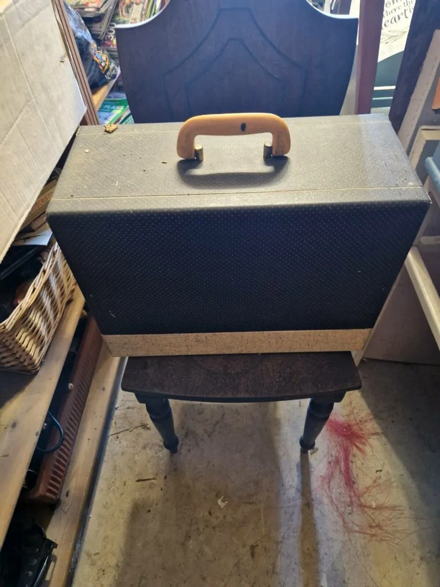 Vintage Singer Sewing Machine - Image 1