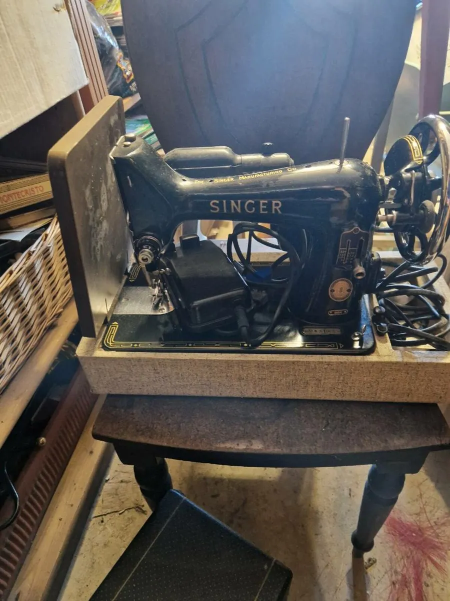 Vintage Singer Sewing Machine - Image 3