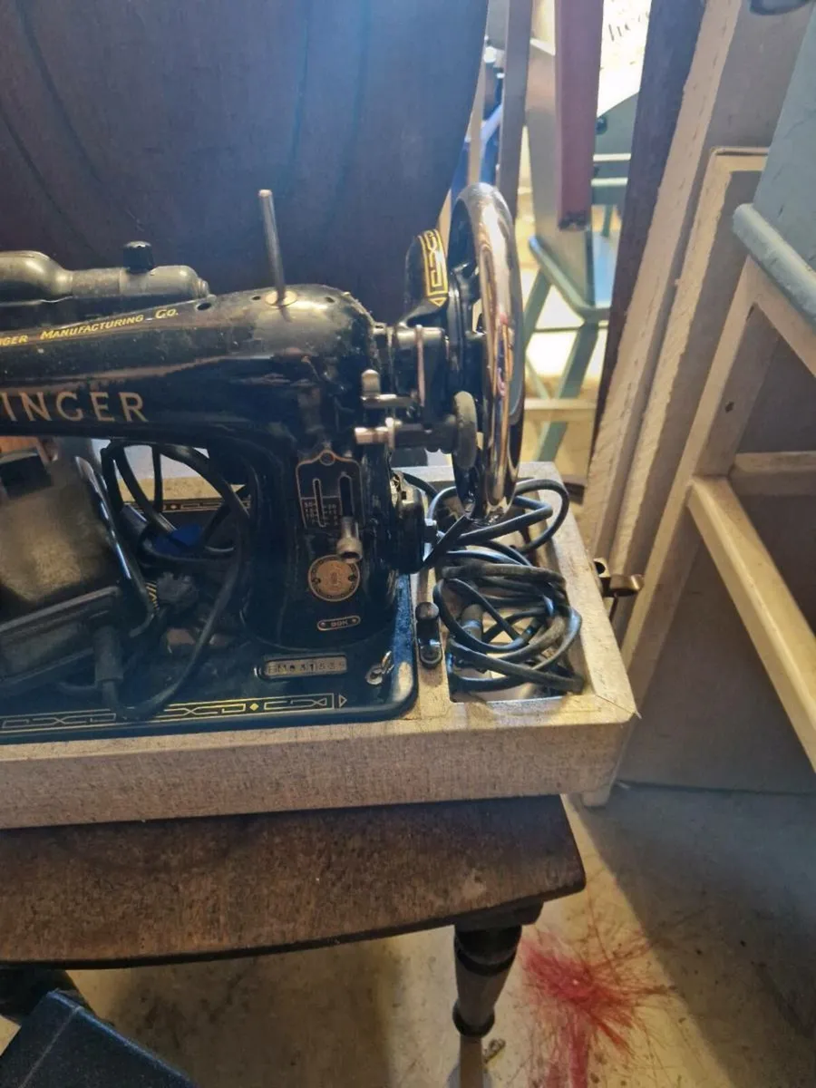 Vintage Singer Sewing Machine - Image 4