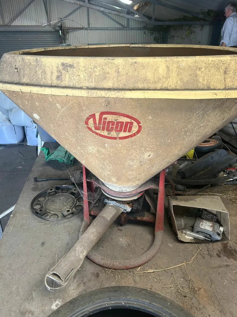 Fertilizer spreader - Image 1