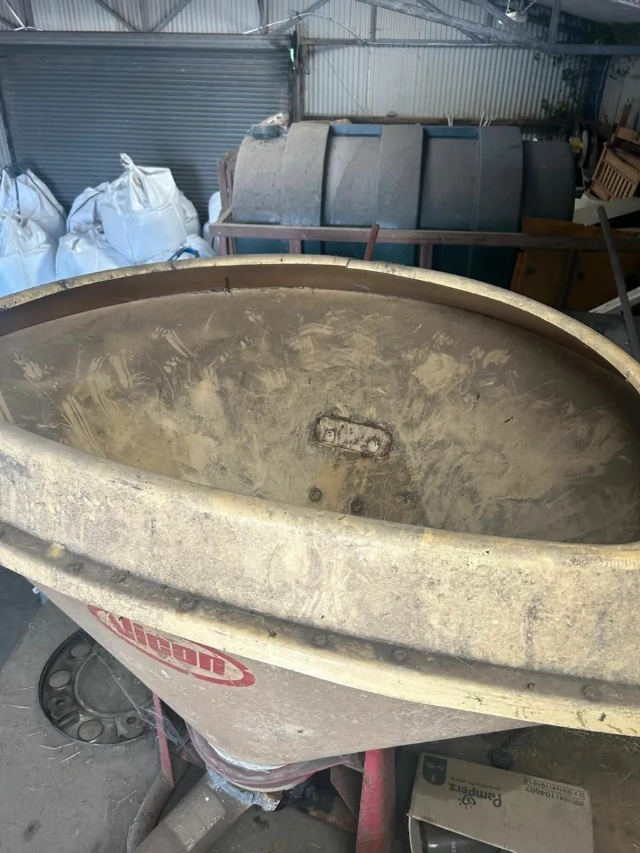 Fertilizer spreader - Image 3