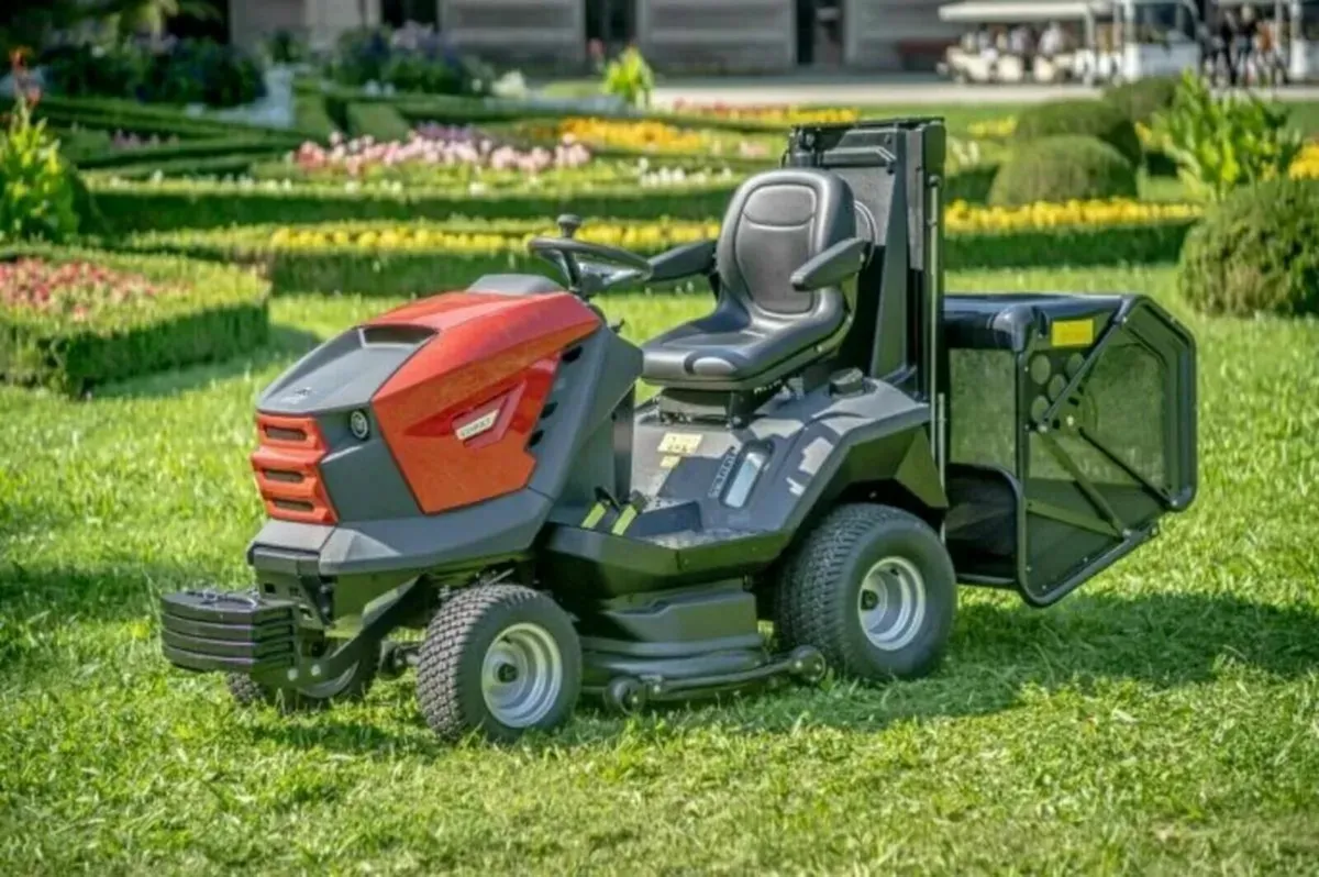 The Starjet UJ PRO High Tip Tractor Mower - Image 4
