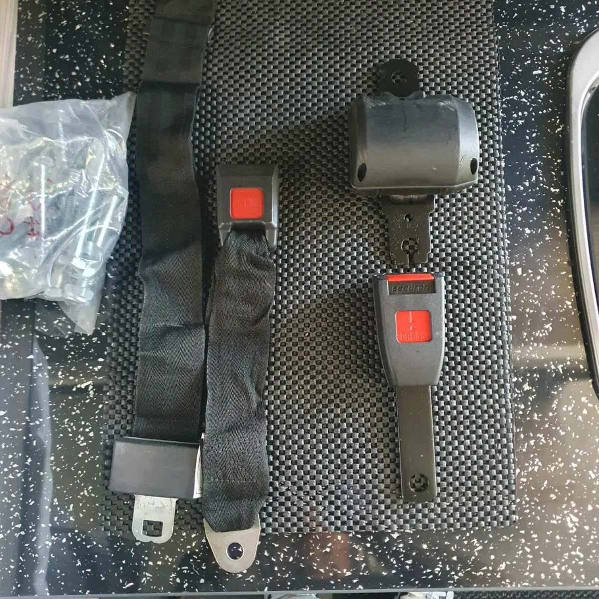 Seatbelts x 2 - Image 2
