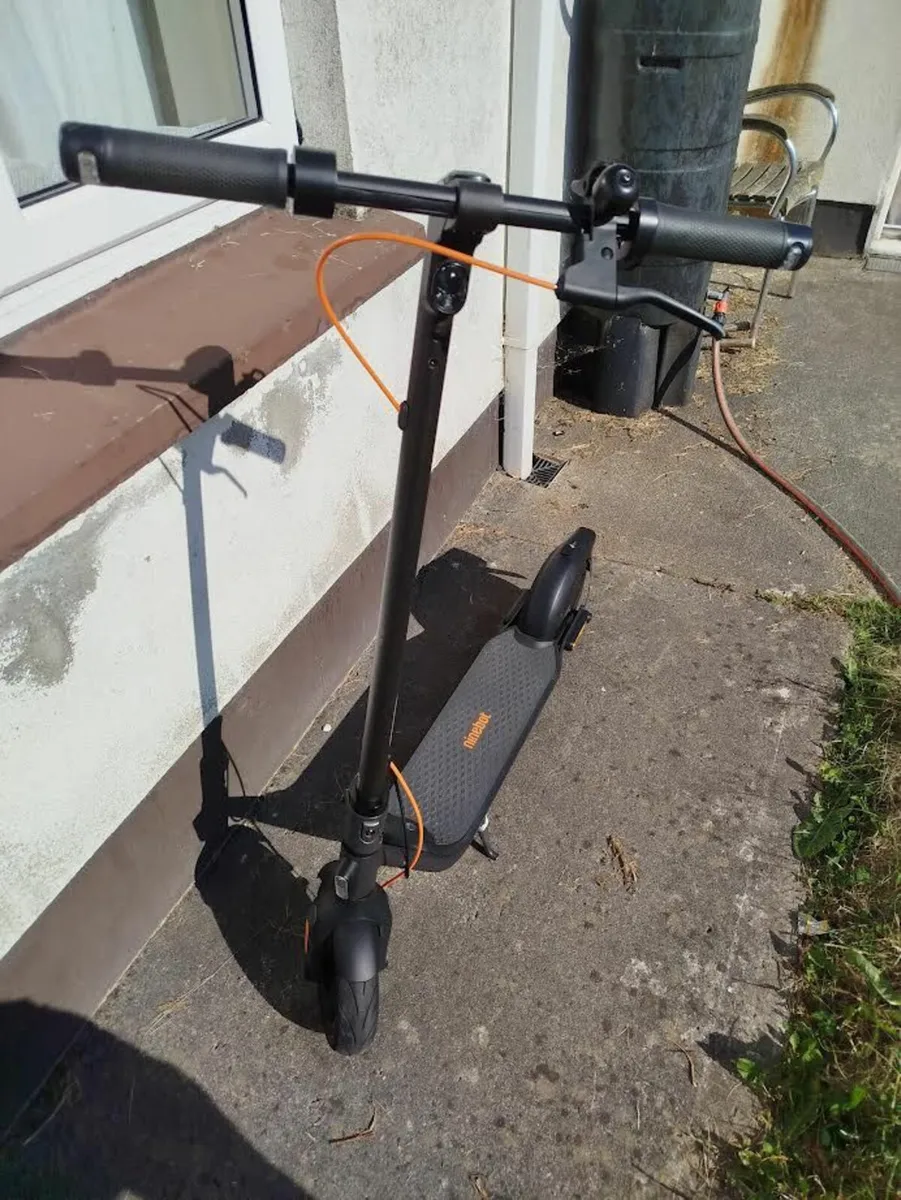 Segway Ninebot F2 Plus e scooter - Image 2