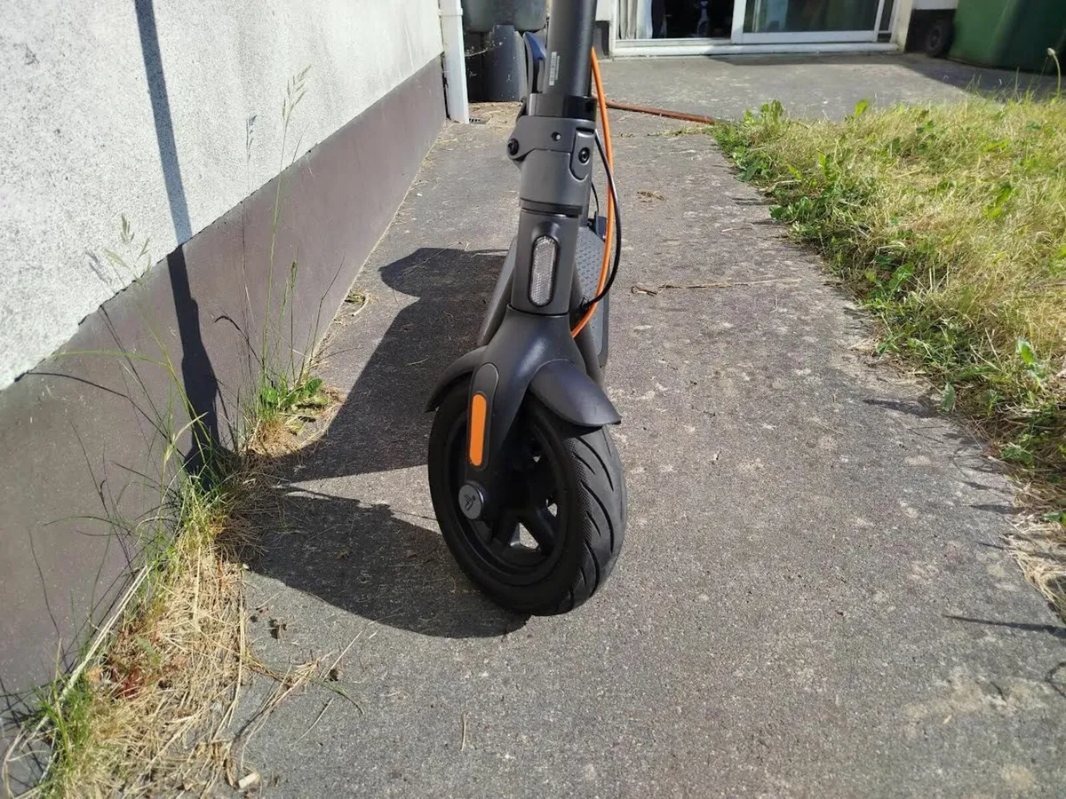 Segway Ninebot F2 Plus e scooter - Image 3