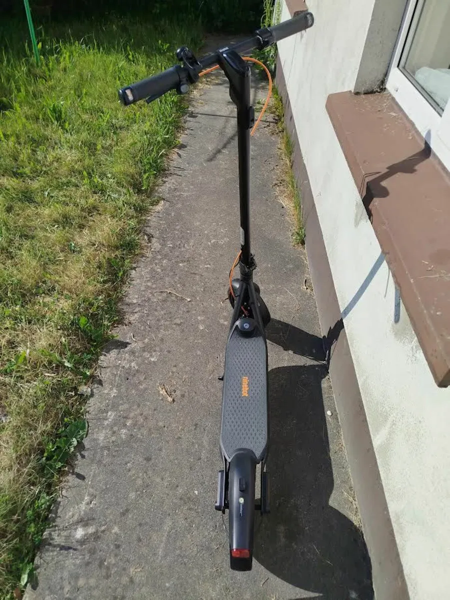 Segway Ninebot F2 Plus e scooter - Image 4