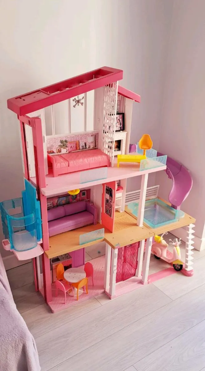 Barbie dreamhouse and accessories - Image 1