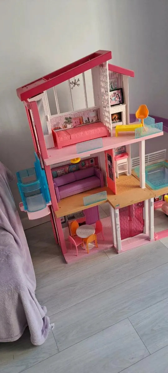 Barbie dreamhouse and accessories - Image 3