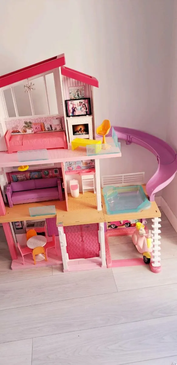 Barbie dreamhouse and accessories - Image 4