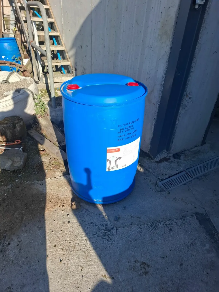 Ibc tanks and 200l barrels - Image 2