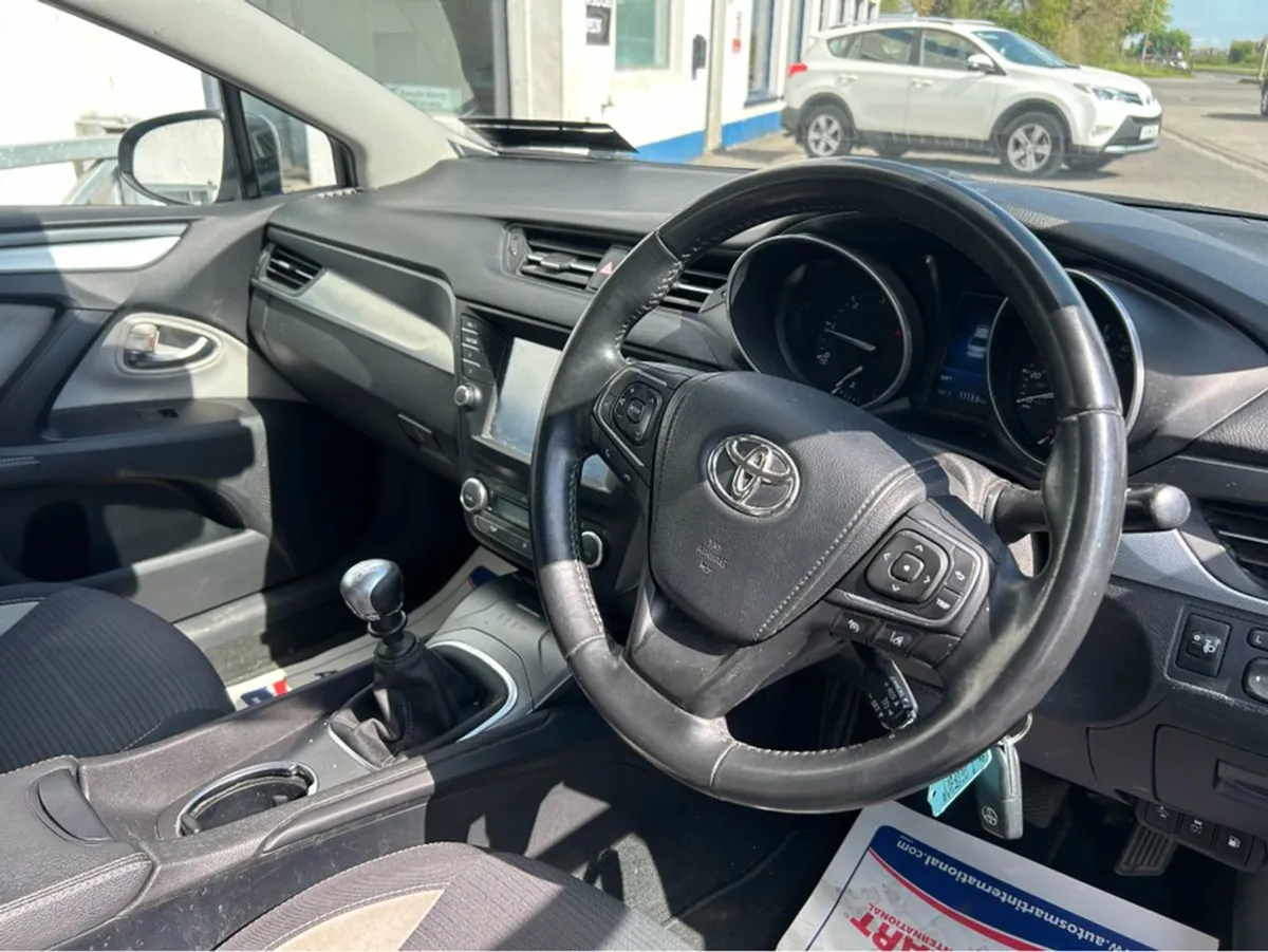Toyota Avensis 1.6 D-4d Business Edition. Finance - Image 4