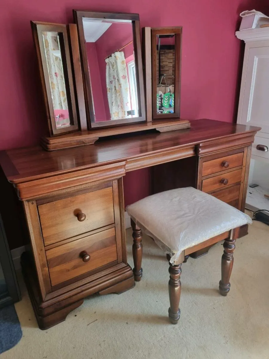 Dressing table - Image 1