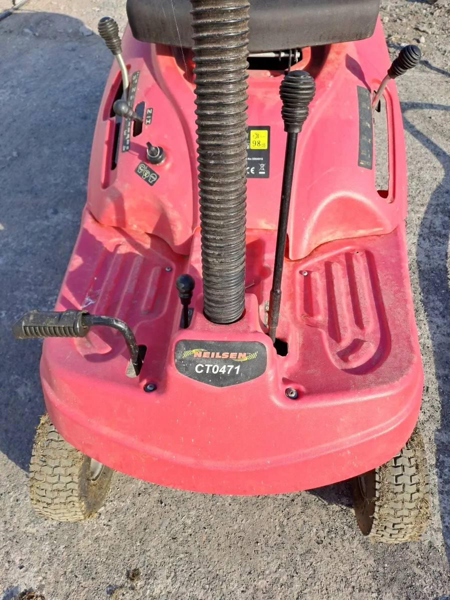Tractor lawn mower - Image 1
