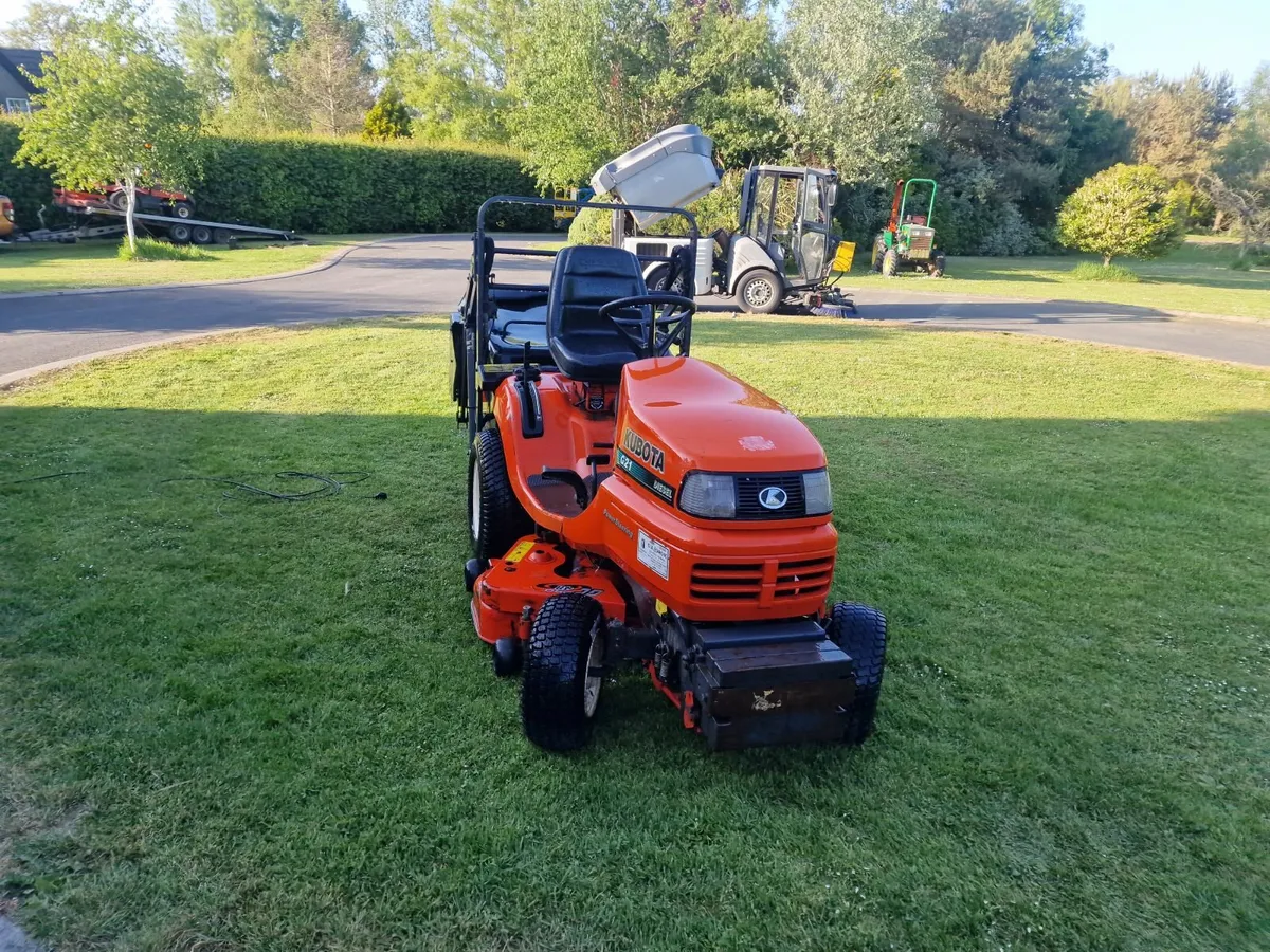 Kubota high tip ride on mower lawnmower 300 hrs - Image 4