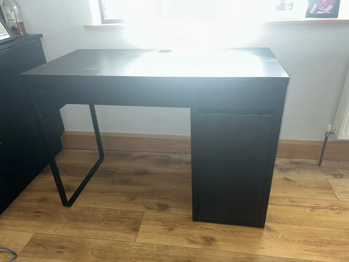 Office desk - Image 1