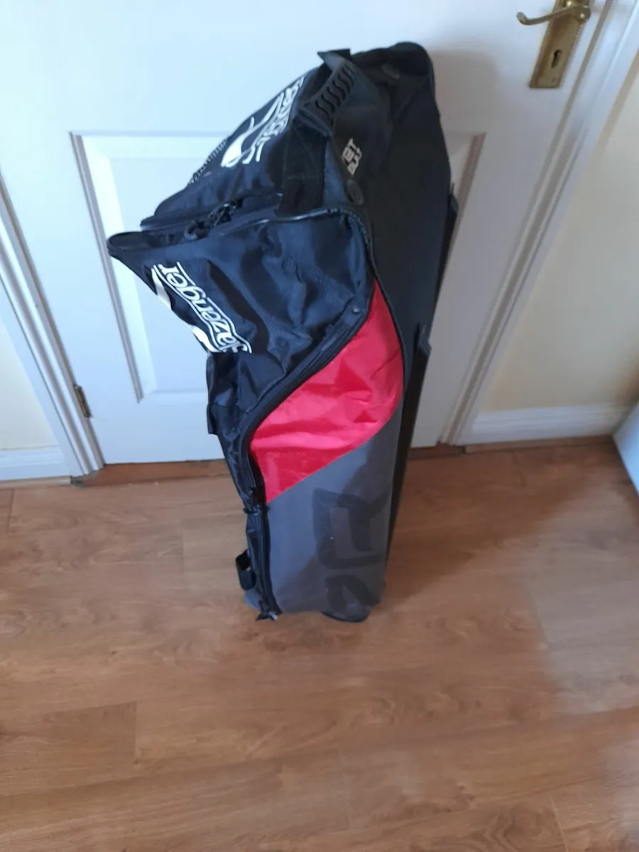 Genuine Slazenger XXL Golf Club Sports Trolley Bag - Image 1