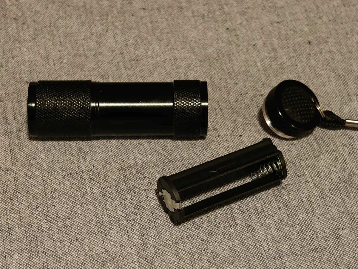 9 LED FLASHLIGHT - Image 2