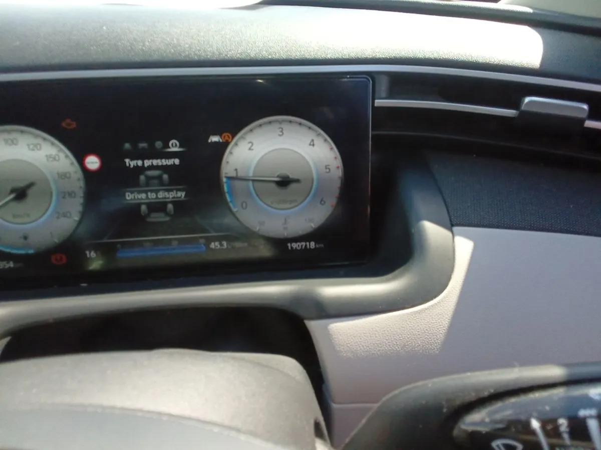 Hyundai Tucson Executive TWO Tone Roof 1598 - Image 4