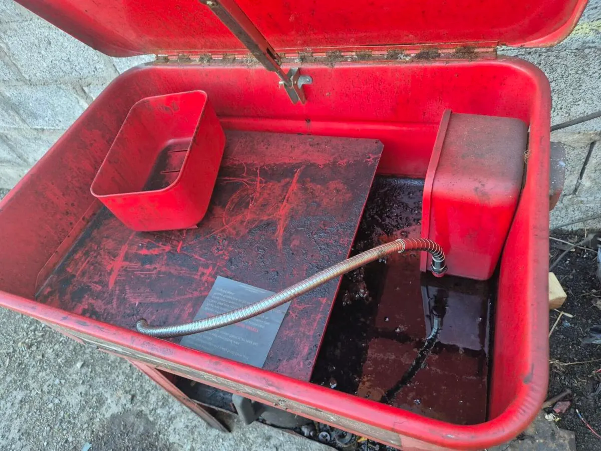 Engine parts cleaner - Image 1