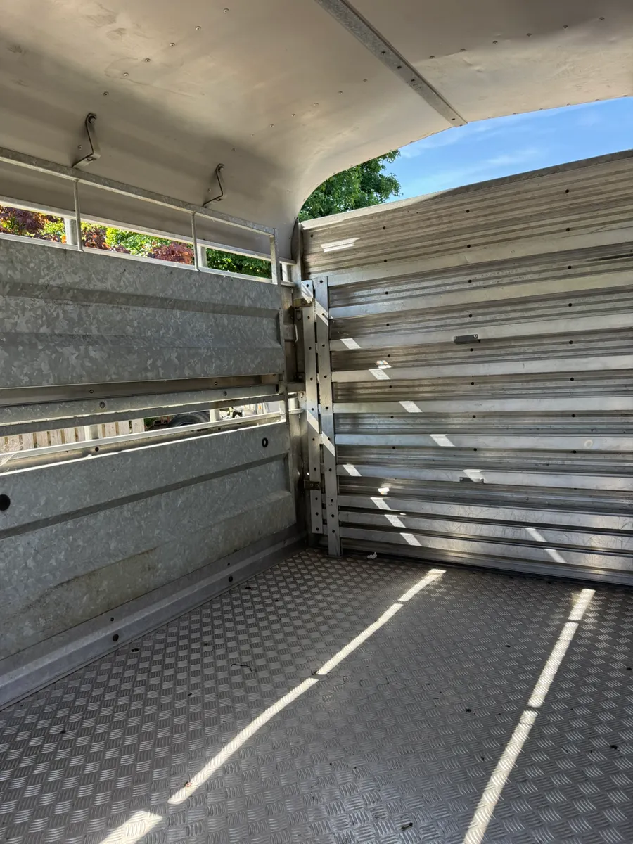 Nugent livestock trailer - Image 1