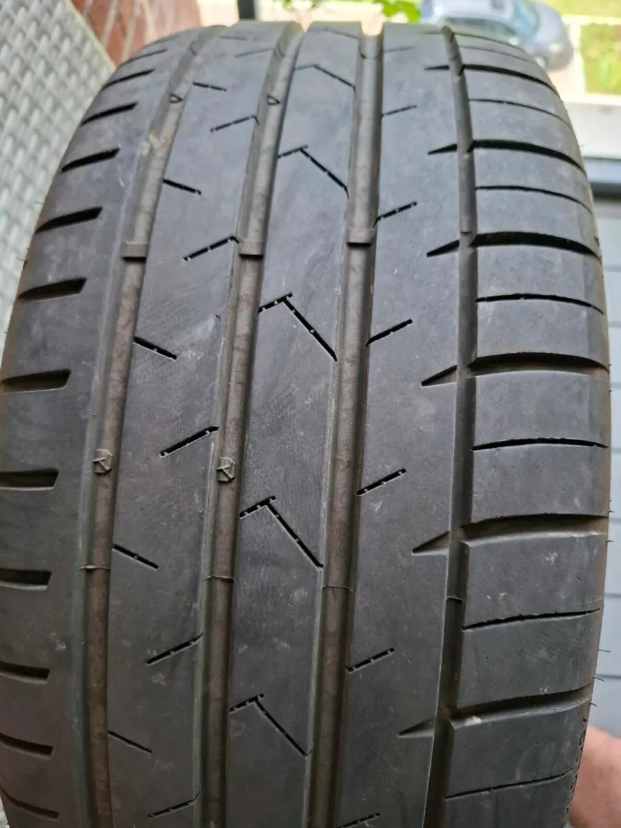 245 35 20 Run Flat, Like New - Image 1