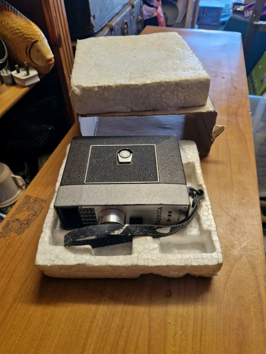 Vintage Retro Yashica Electric Eye Movie Camera - Image 2