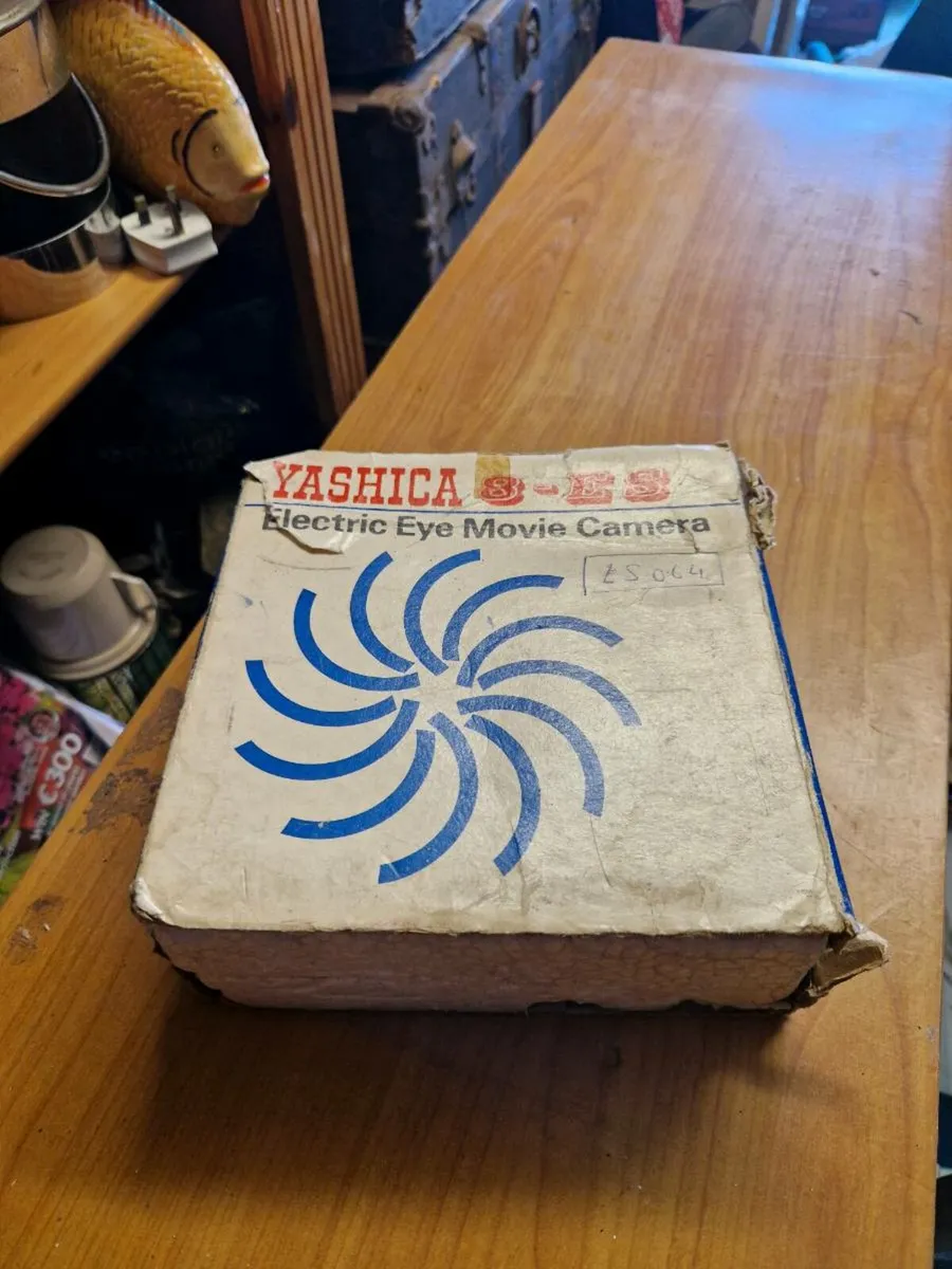 Vintage Retro Yashica Electric Eye Movie Camera - Image 1