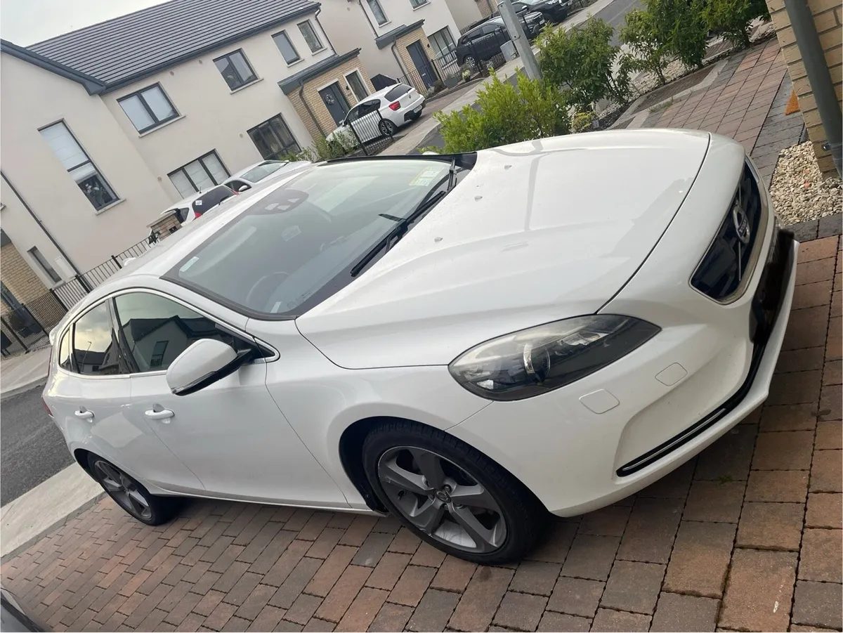 132 Volvo V40 T4 1.6 Petrol Automatic - Image 1