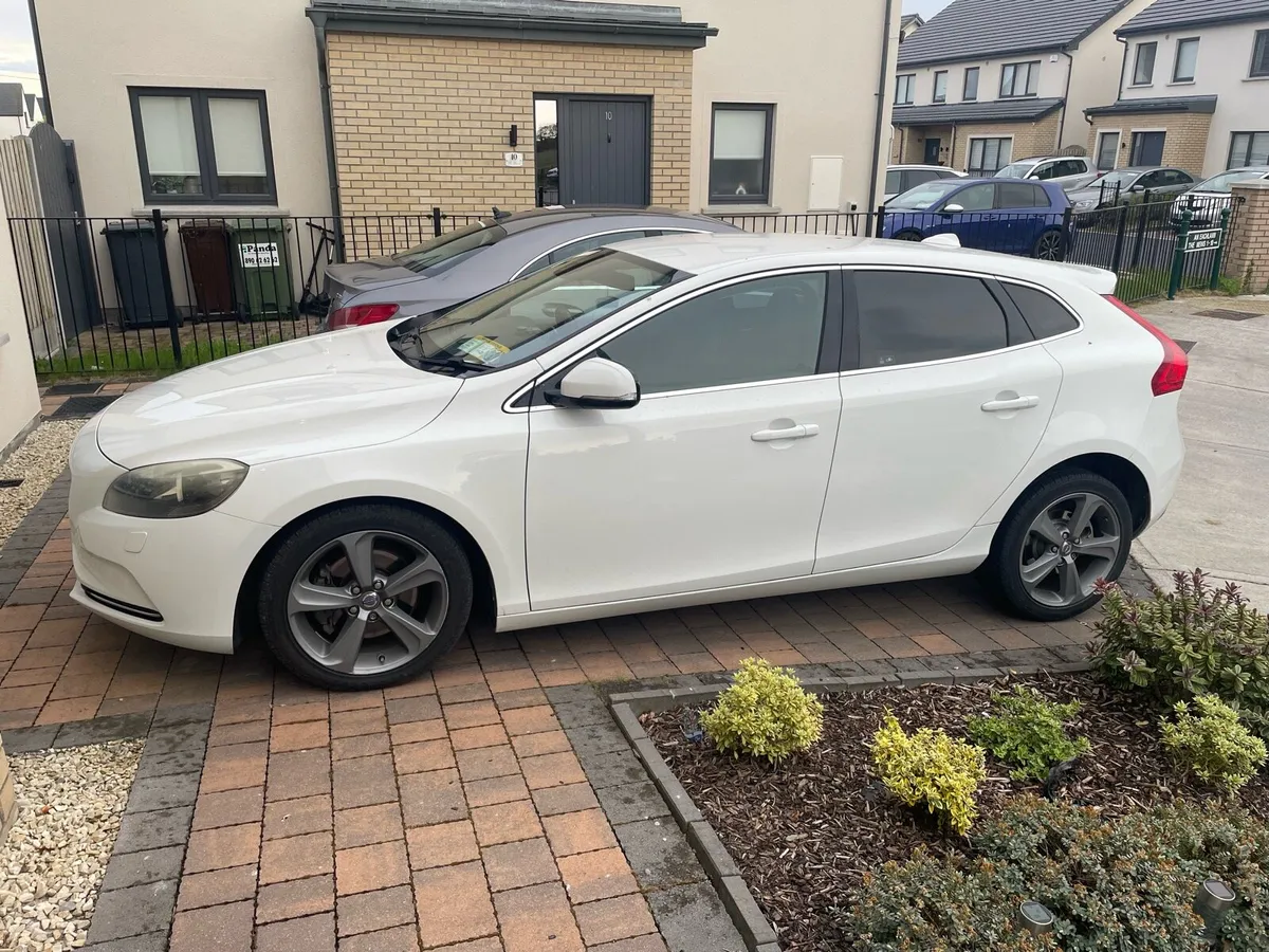 132 Volvo V40 T4 1.6 Petrol Automatic - Image 2