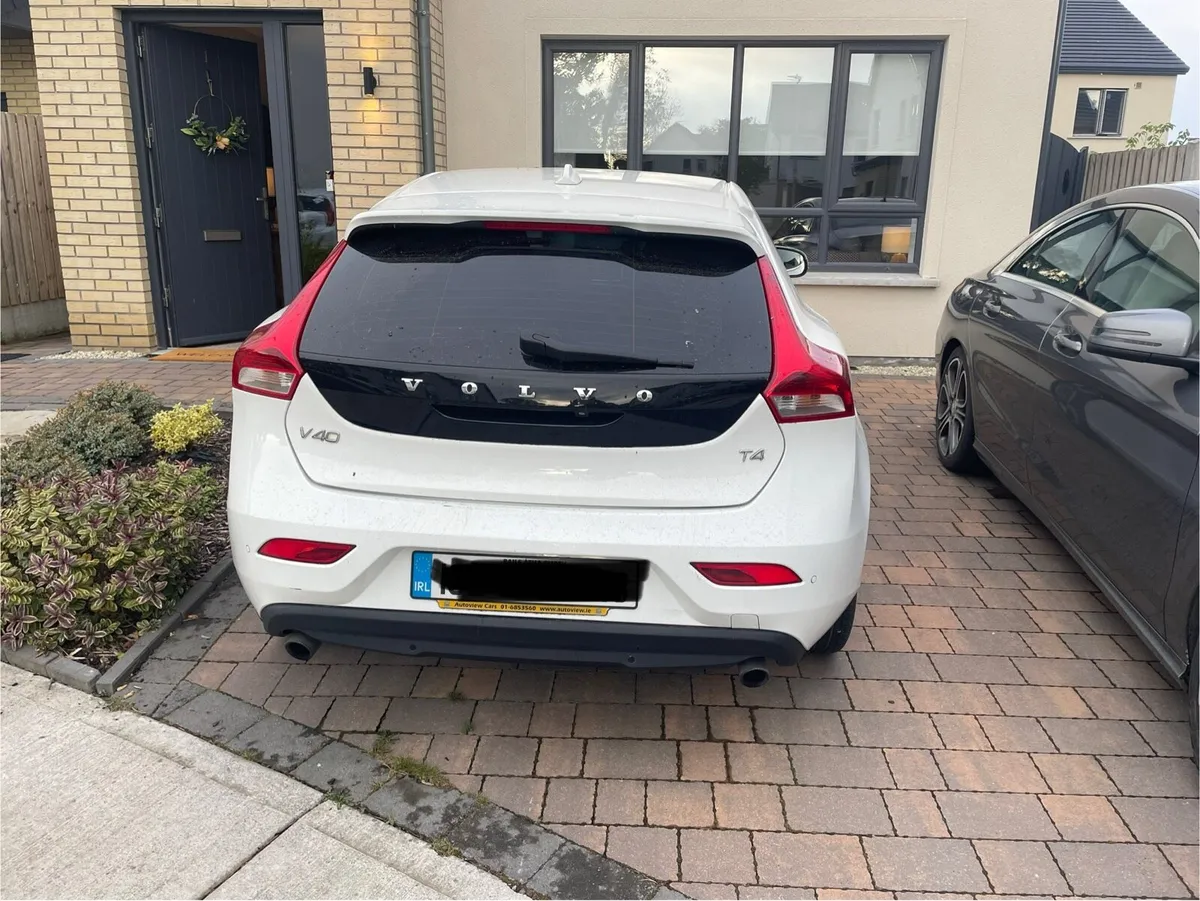 132 Volvo V40 T4 1.6 Petrol Automatic - Image 3