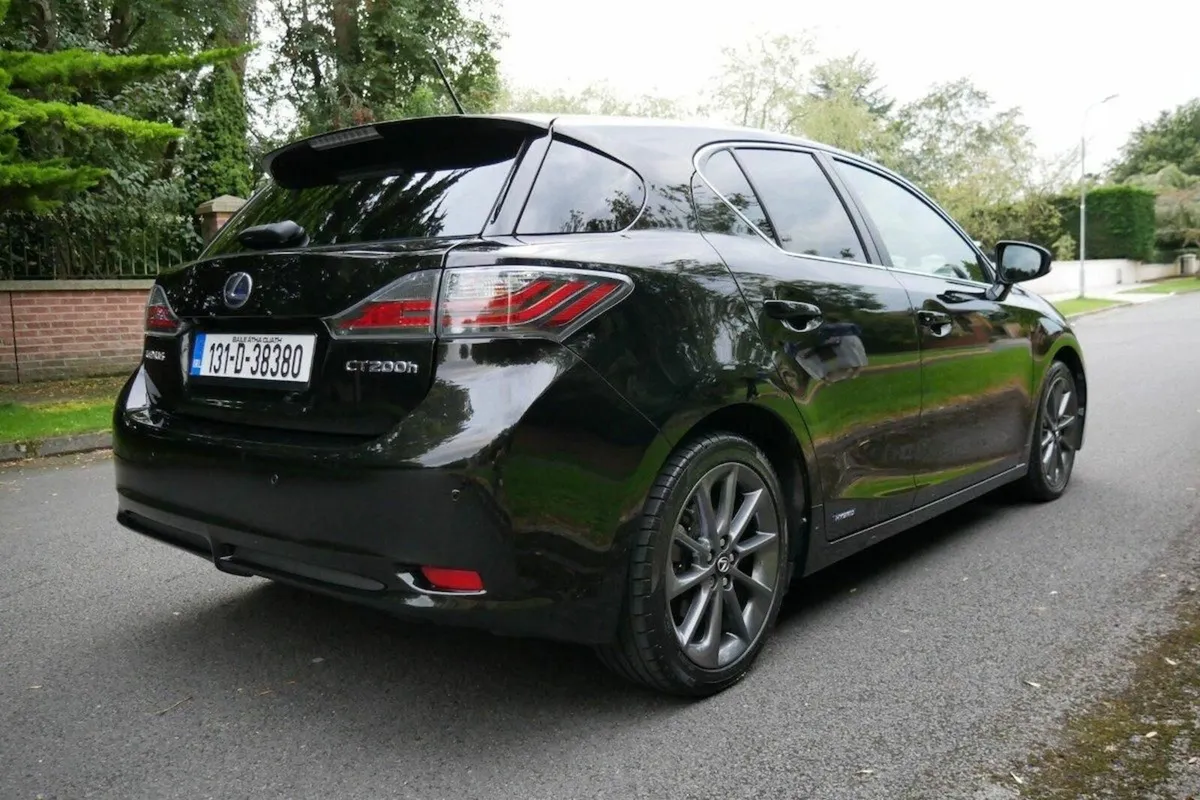 Lexus CT 200h  2013 - Image 2