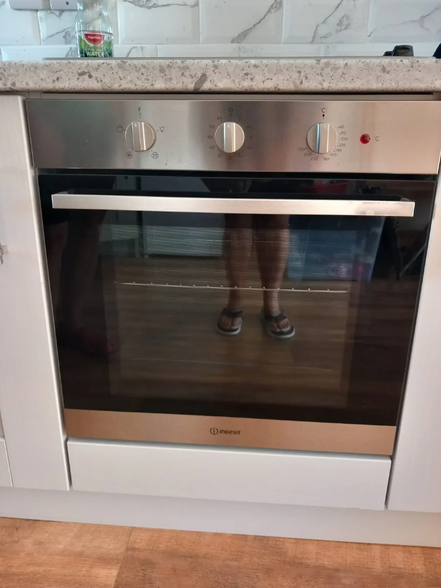 INDESIT BUILT-IN OVEN. - Image 1