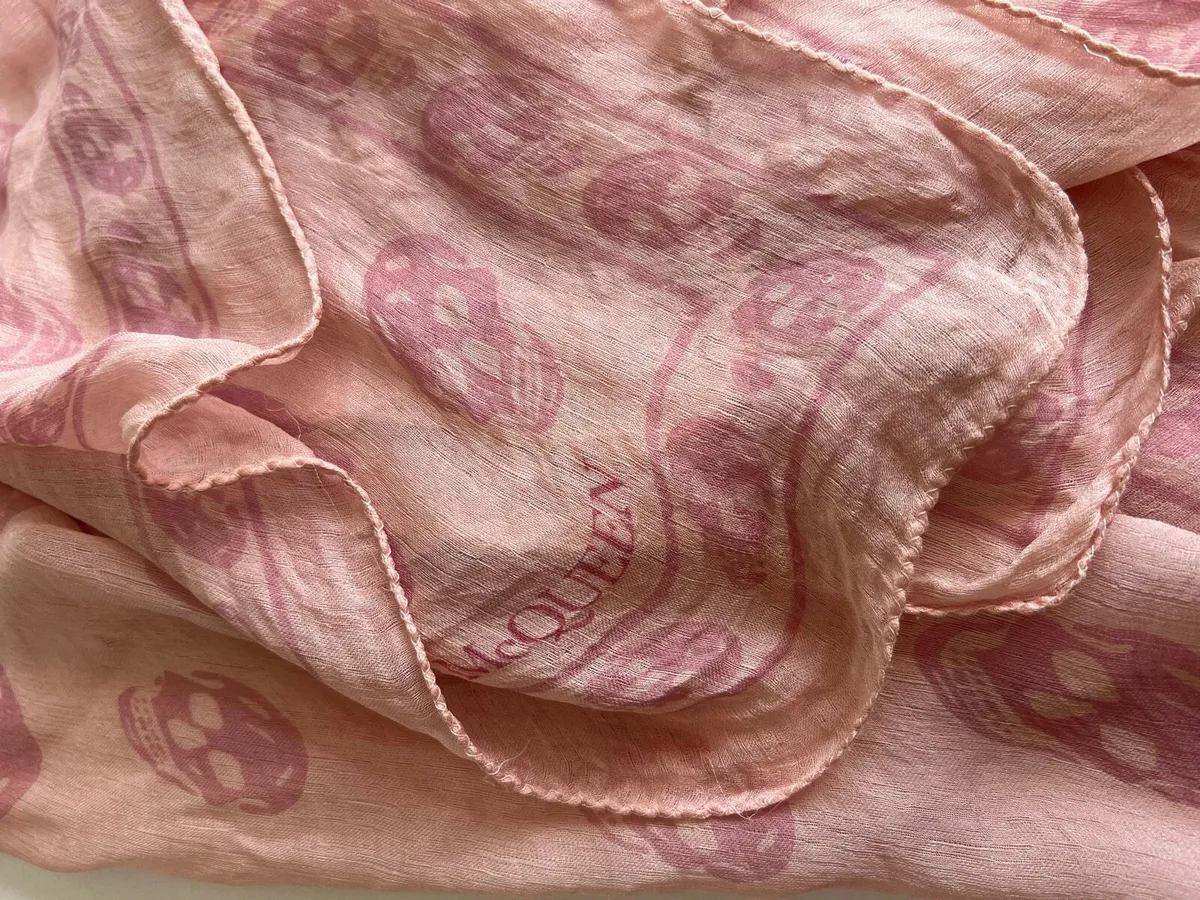 Alexander McQueen Silk Skull Scarf in light pink - Image 2