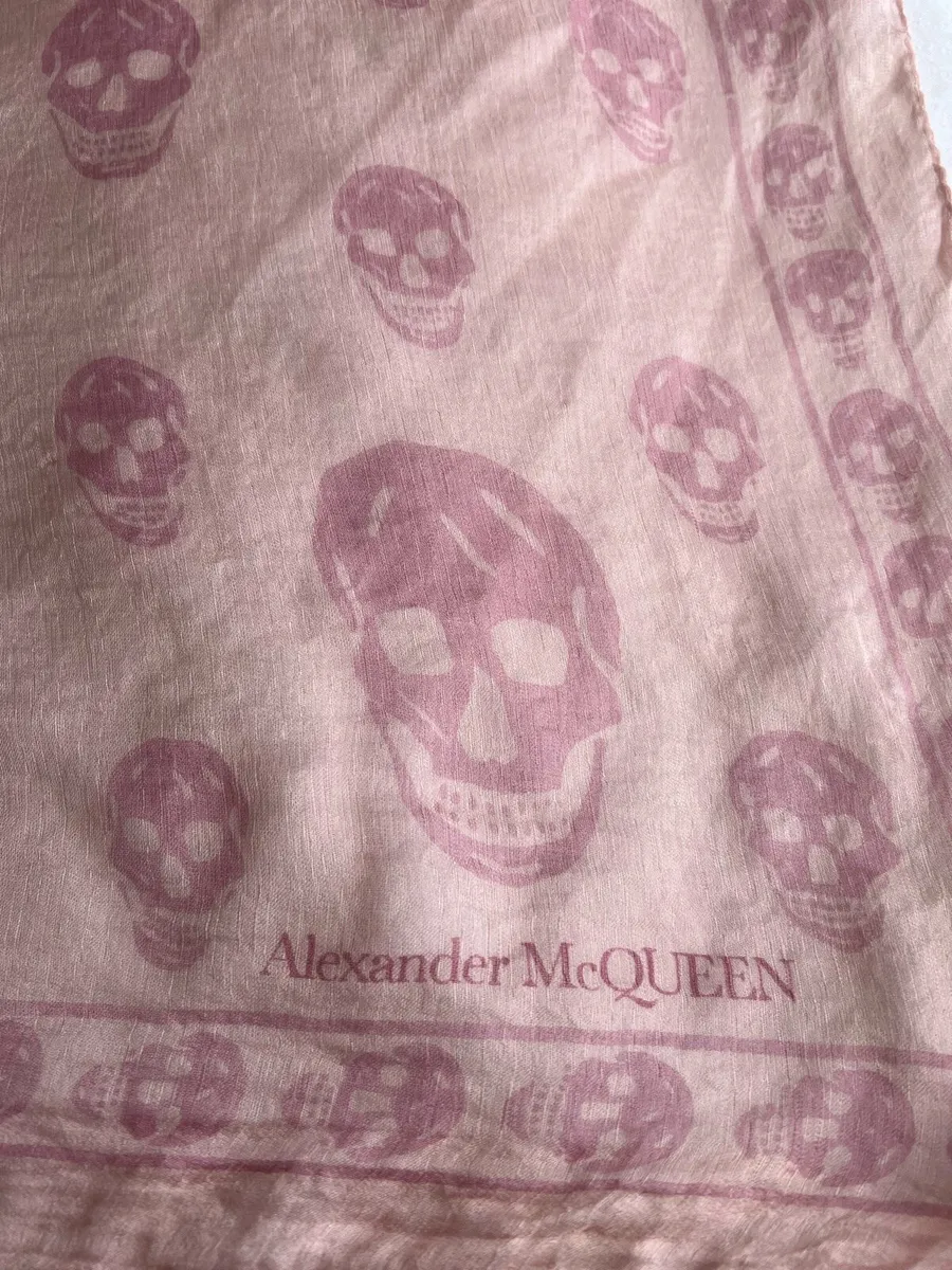 Alexander McQueen Silk Skull Scarf in light pink - Image 3