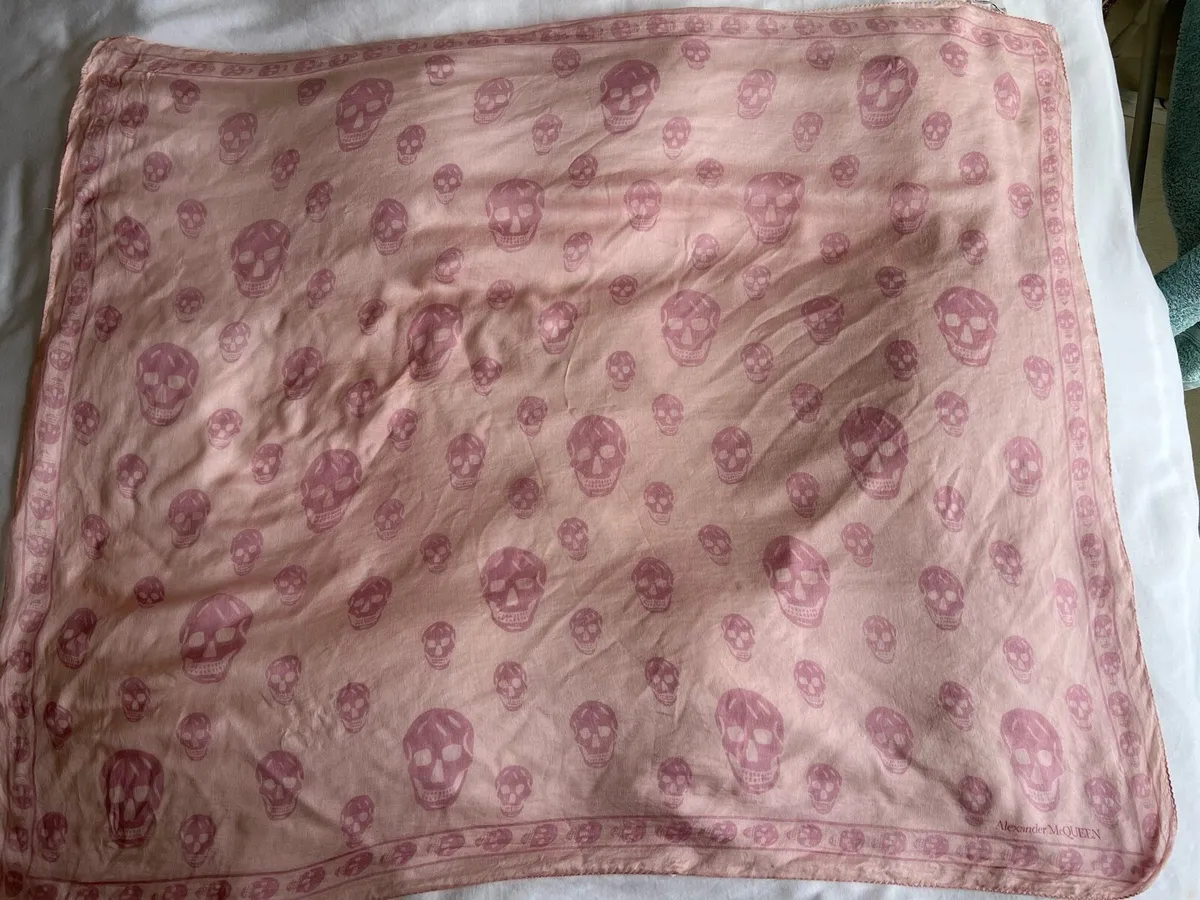 Alexander McQueen Silk Skull Scarf in light pink - Image 4